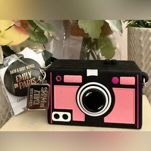 🆕📷 BATH & BODY WORKS EMILY IN PARIS  “VINTAGE CAMERA” POCKETBAC HOLDER. NEW!